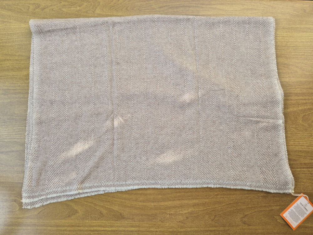 Kaschmir-Schal im klassischen Fischgrät-Design | Helles Kupfer & Creme | handgewebt von LWH | 70×200 cm